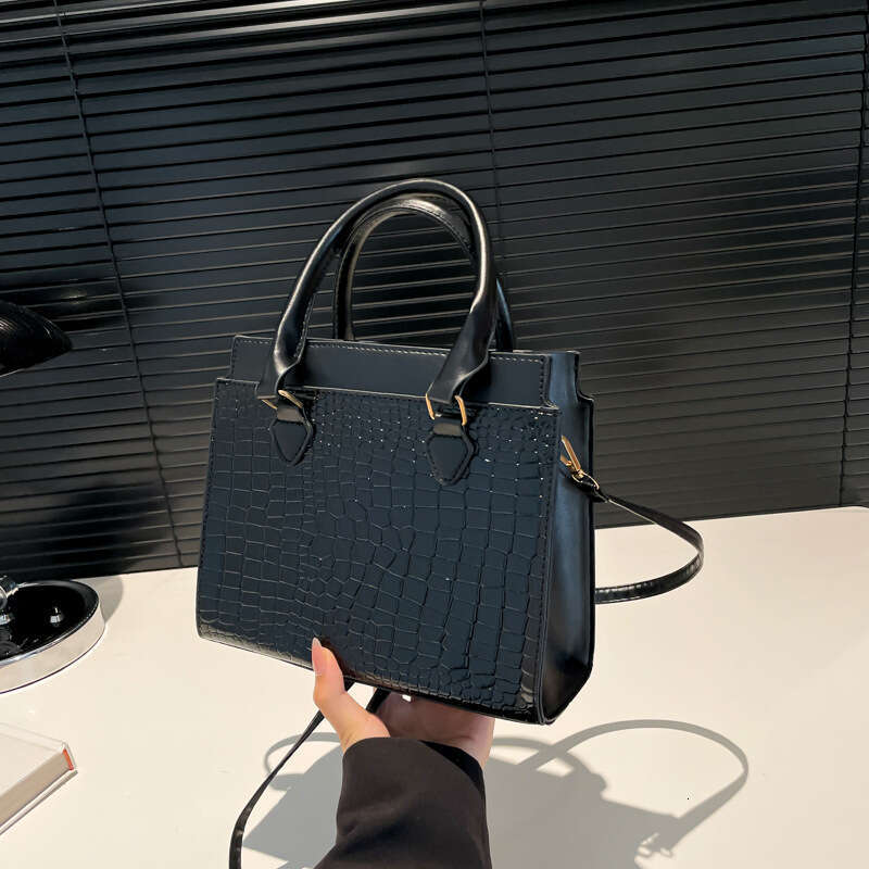 Popular 2024 Women's Urban Crocodile Pattern Handheld Single Shoulder Diagonal Cross Bag Versatile Commuter New Style