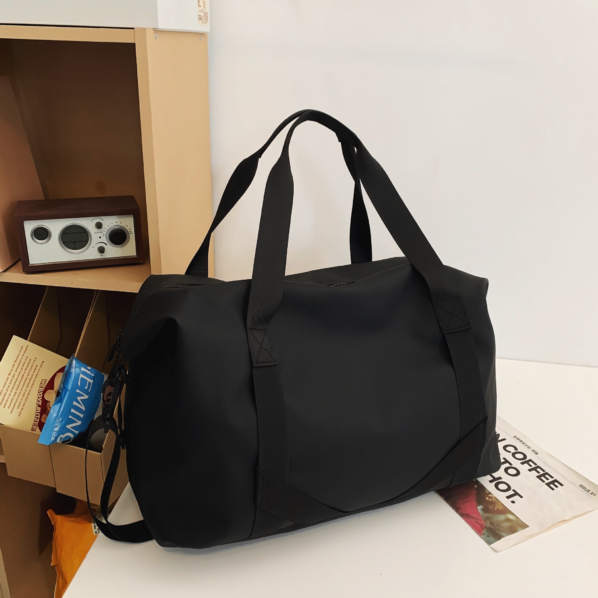 Korean version of ins new men's women's large capacity shoulder sports and fiess bag, simple travel, portable crossbody travel bag