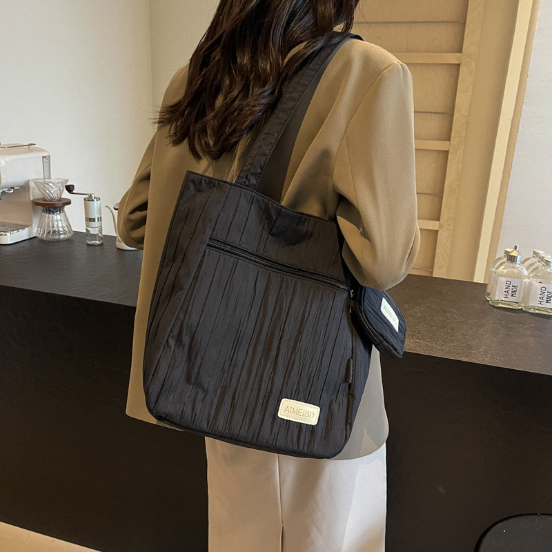 2025 new new Korean version large capacity tote women's niche design pleated solid color casual single shoulder armpit bag zhanyishengli