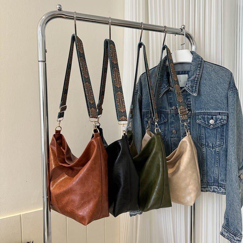 Large capacity for women 2025S designer spring and summer new broadband single shoulder crossbody high-end textured women bag commuting bucket bag