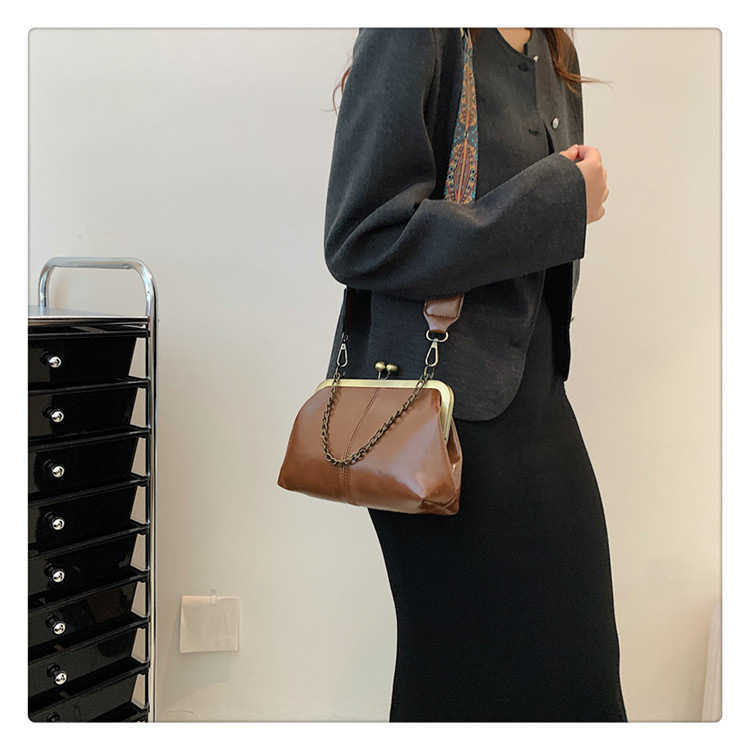 Ladies' Winter New Bag 2023 Banquet Fashion Clip on Single Shoulder Crossbody Bag Wide Shoulder Strap Elegant Women's Bag 241203