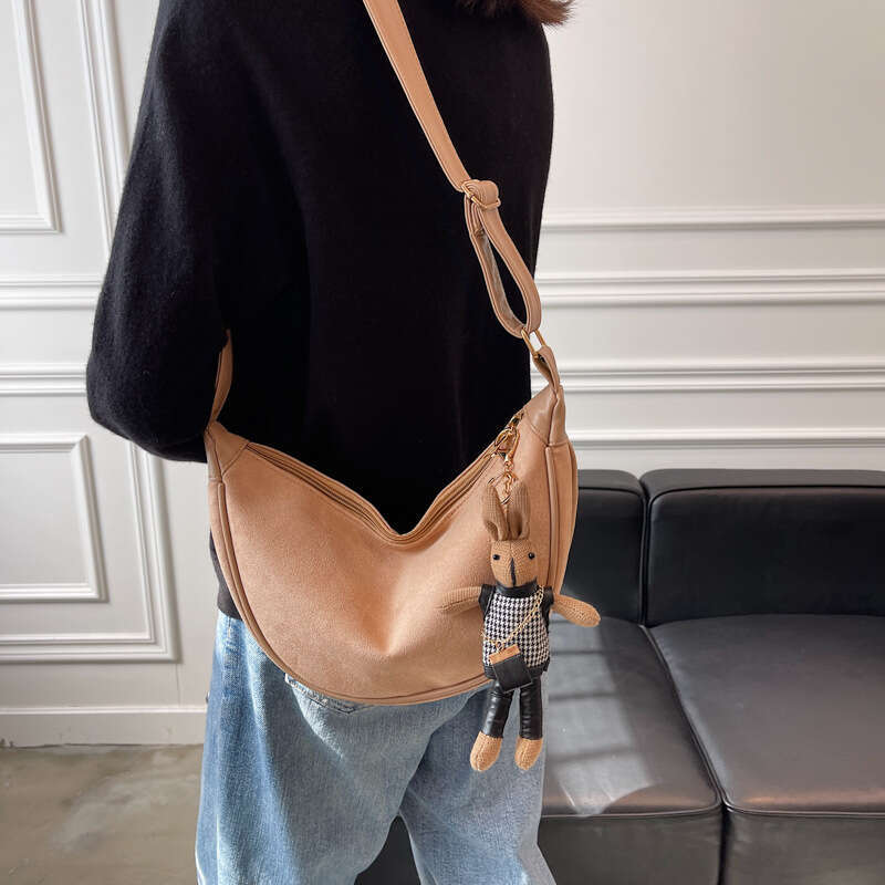 New women's frosted coarse diagonal flip bucket bag, student class shoulder premium crossbody bag