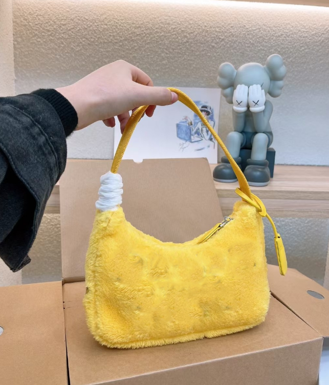 Luxury Designer Re-Edition 2000 Shoulder Bag Faux Fur Plush Handbag Winter Fluffy Terry Fabric Hobo Underarm Bag Clutch Bags Women Purses Totes Bag