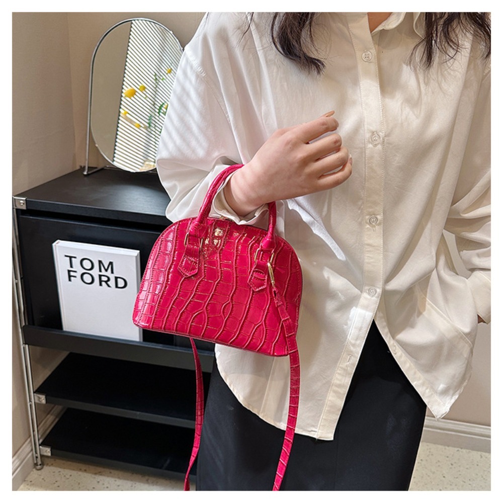 New retro trend shoulder fashion leisure Pu leather new designer women s waterproof crocodile pattern multifunctional crossbody bag