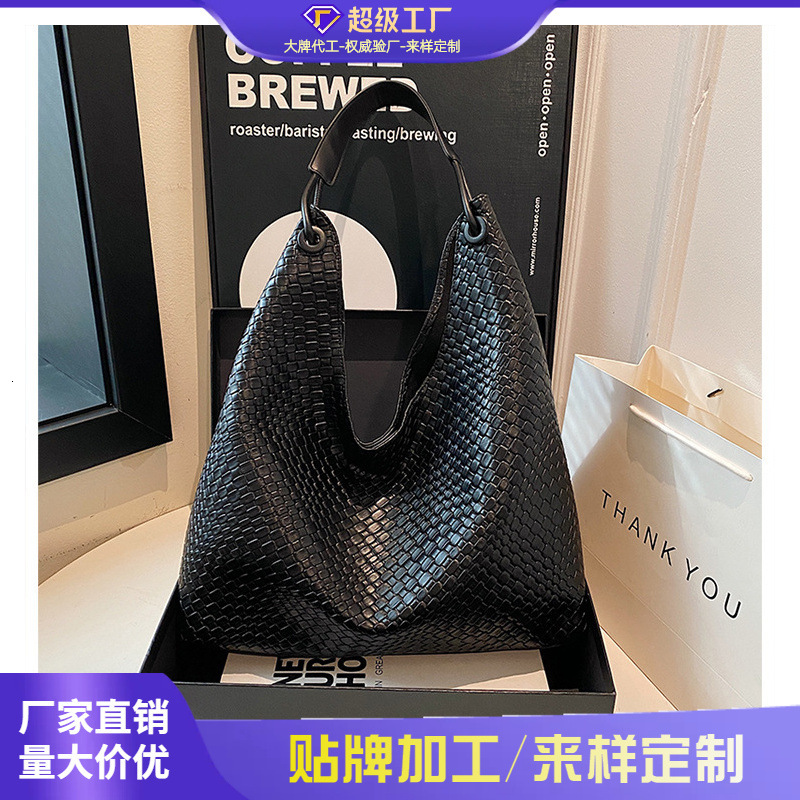 Large capacity fashionable commuting shoulder for women, 2024 autumn and winter new versatile Korean version armpit tote bag