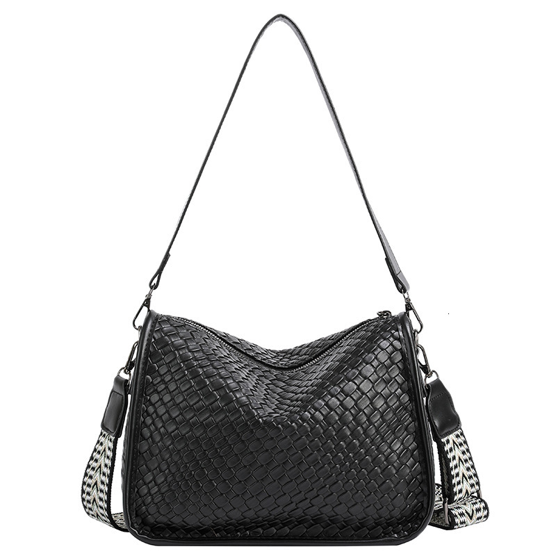 Wandering for women in spring summer 2024, new trendy high-end woven armpit versatile and niche shoulder bag, crossbody bag