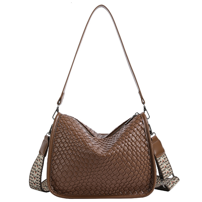 Wandering for women in spring summer 2024, new trendy high-end woven armpit versatile and niche shoulder bag, crossbody bag