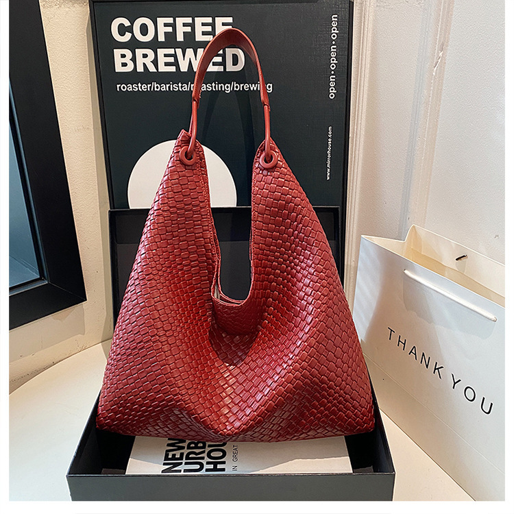 Large capacity fashionable commuting shoulder for women, 2024 autumn and winter new versatile Korean version armpit tote bag