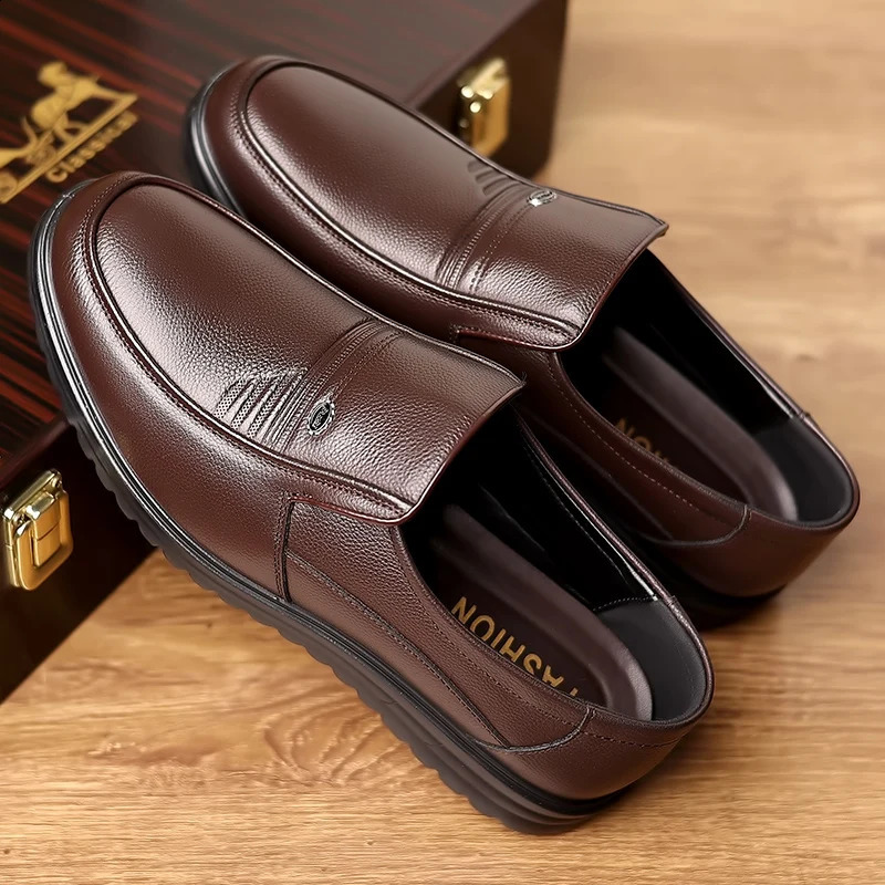 selling mens leather handmade shoes 39-47 soft anti slip rubber office mat mens casual leather business soft shoes 241203