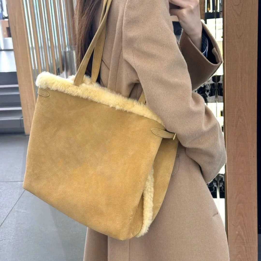 2024 New Autumn and Winter Fur Bag, Large Capacity Tote Handbag, Simple Casual, Versatile Plush Shoulder Trendy 241204