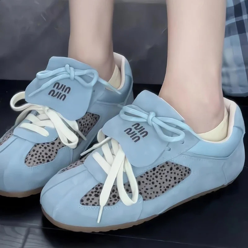 Autumn brown leopard print vulcanized flat lace outdoor non slip casual and comfortable womens sports shoes 241204