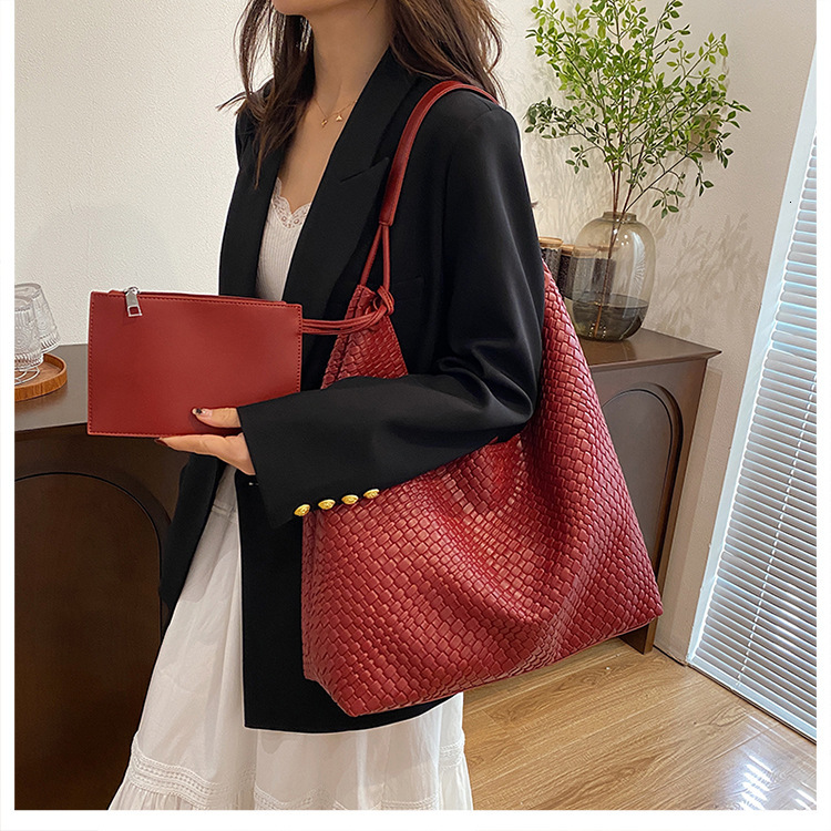 Large capacity fashionable commuting shoulder for women, 2024 autumn and winter new versatile Korean version armpit tote bag