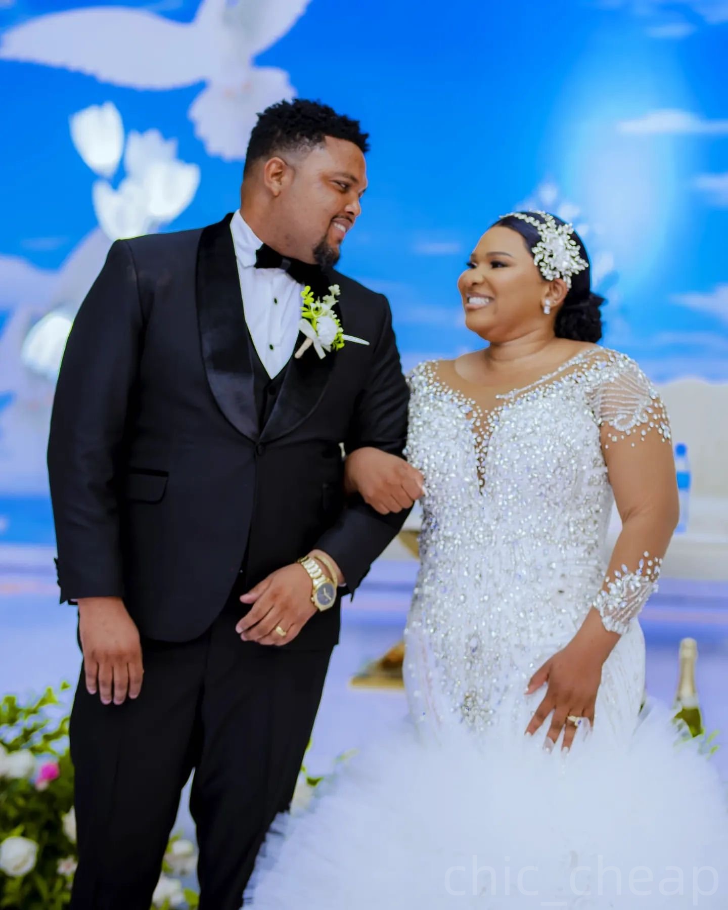 2025 Arabic Aso Ebi Plus Size Off White Mermaid Wedding Dresses Rhinestones Detachable Train Sequined Lace Vintage Bridal Gowns Dress ZJ208