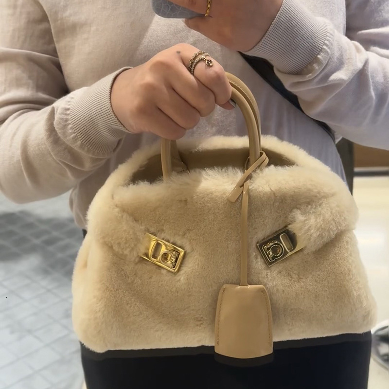 2025S designer ins net celebrity with the same casual bag all-match plush lock handbag plush hand bag shoulder bag messenger bag female bag