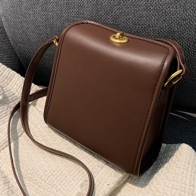 This year's popular bags in the city, 2023 new trendy and versatile shoulder with a sense of western-style hand-held crossbody small square bag