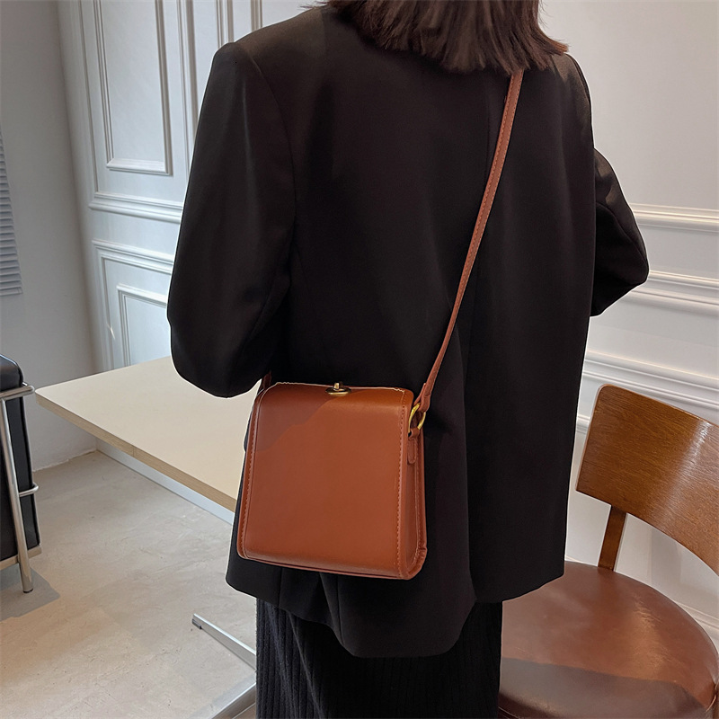 This year's popular bags in the city, 2023 new trendy and versatile shoulder with a sense of western-style hand-held crossbody small square bag
