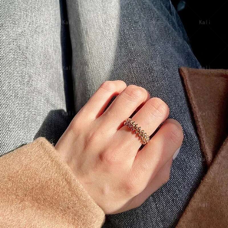 2025 New Hot Selg Sterg Sier Rivet Ring Women and Men Couples Fashion Classic Punk Party Gift Brand Jewelry