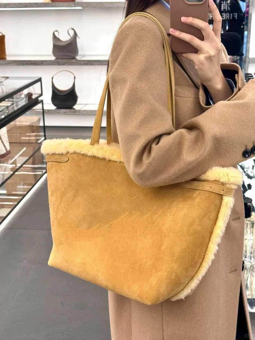 2024 New Autumn and Winter Fur Bag, Large Capacity Tote Handbag, Simple Casual, Versatile Plush Shoulder Trendy 241204