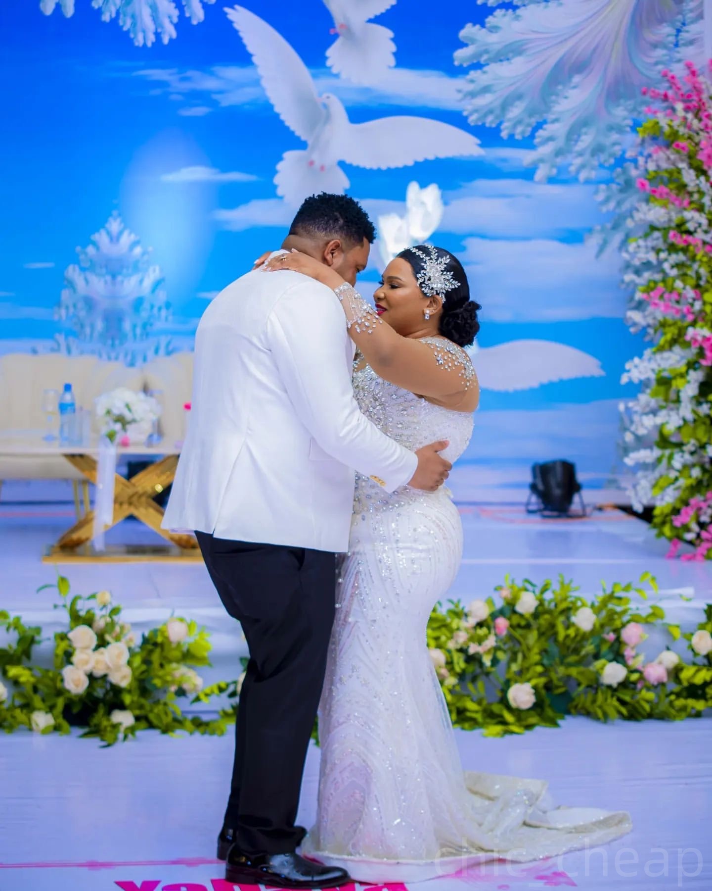 2025 Arabic Aso Ebi Plus Size Off White Mermaid Wedding Dresses Rhinestones Detachable Train Sequined Lace Vintage Bridal Gowns Dress ZJ208
