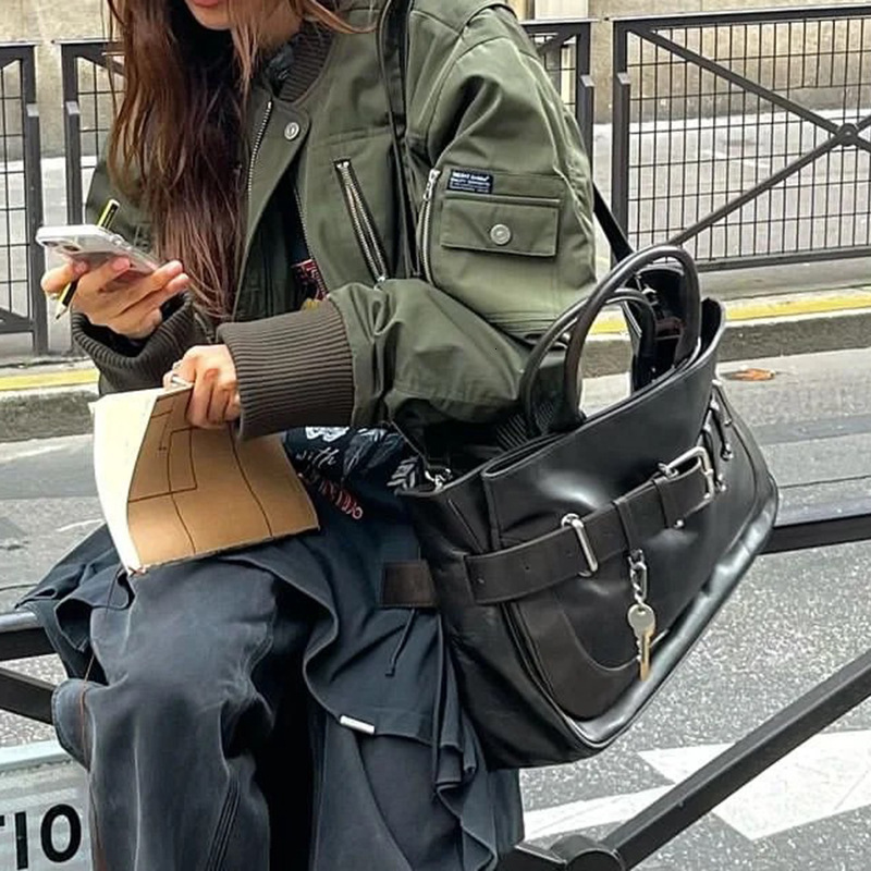 Korean niche 2025S designer autumn and winter new fashionable versatile women belt buckle horizontal large lazy style commuting bag trend