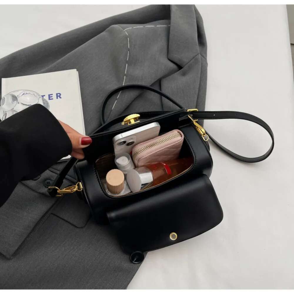 Classic Black Shoulder Bag Women's Versatile Retro Crossbody Square Bags New Large Capacity Textured Leather Flap Handbags