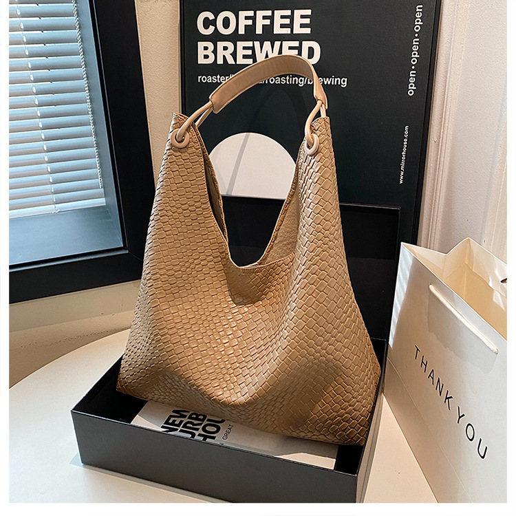 Large capacity fashionable commuting shoulder for women, 2024 autumn and winter new versatile Korean version armpit tote bag