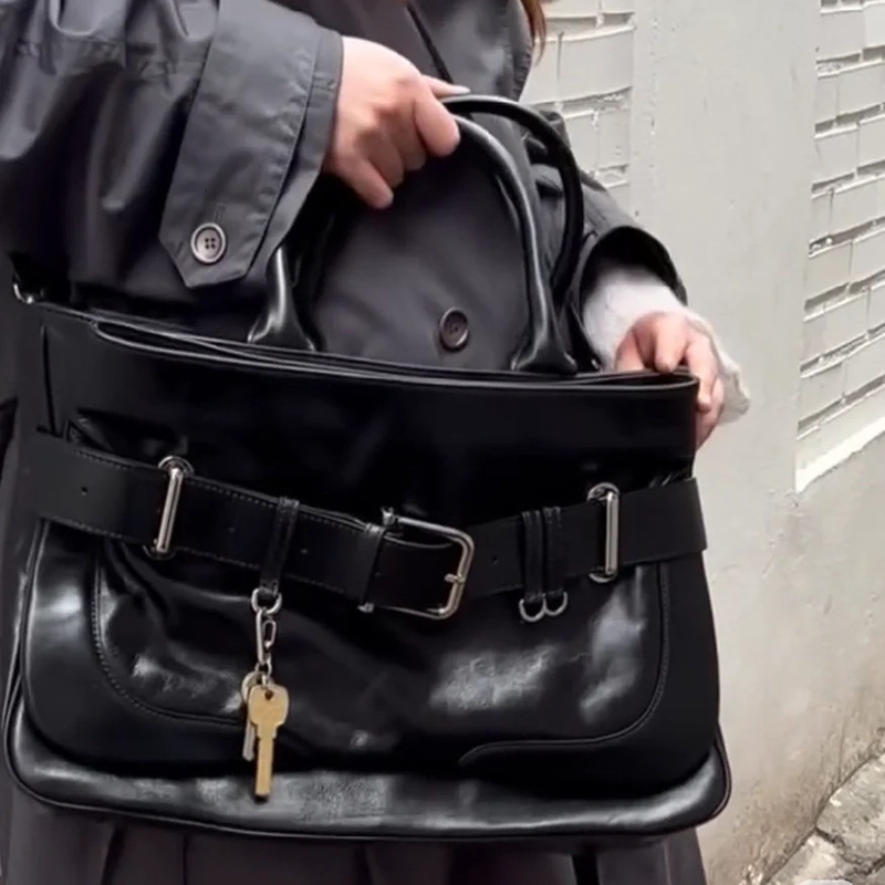 Korean niche 2025S designer autumn and winter new fashionable versatile women belt buckle horizontal large lazy style commuting bag trend