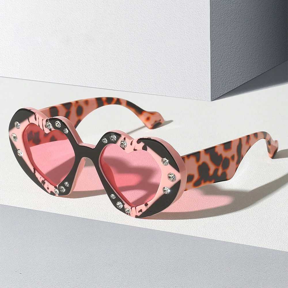 Sunglasses Fashion New Heart Shaped Sunglasses Women Men Trend Brand Designer Love Heart Sun Glasses Luxury Female Diamond Inlay EyeglassesH241204