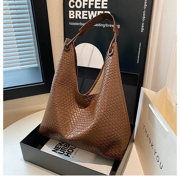 Large capacity fashionable commuting shoulder for women, 2024 autumn and winter new versatile Korean version armpit tote bag