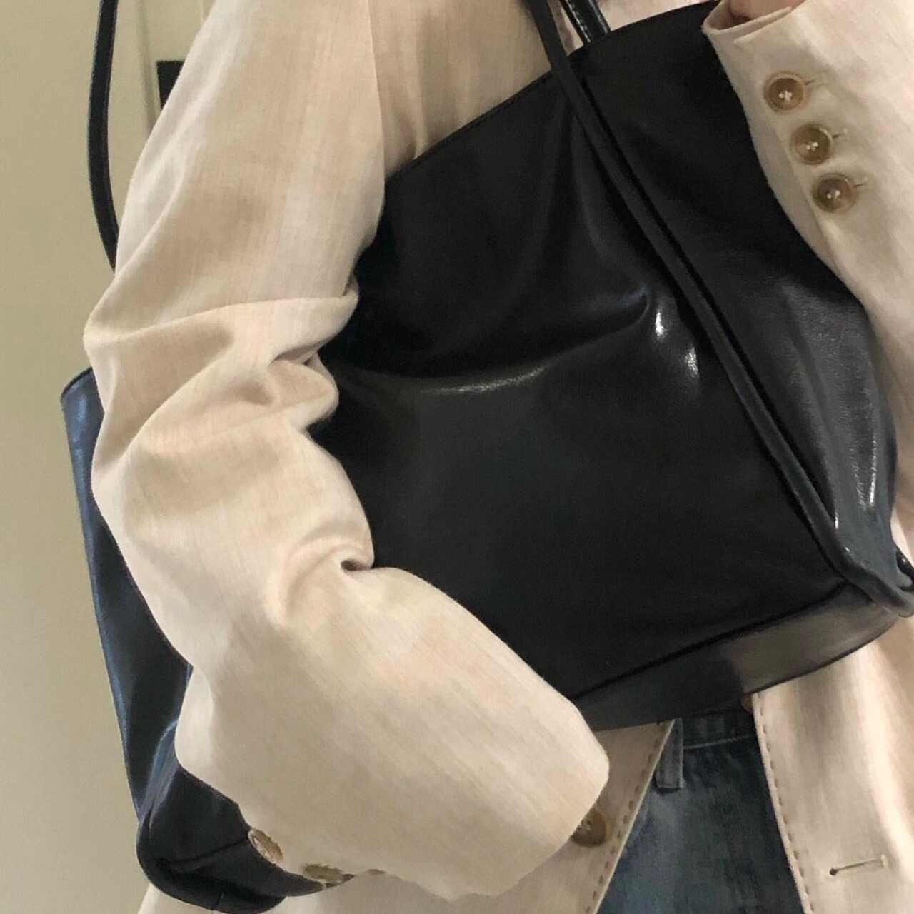 Bag for Women 2024 New Soft Leather Large Capacity Tote Bag, Handheld Niche Design, Single Shoulder Armpit Class Commuting Bag 241204