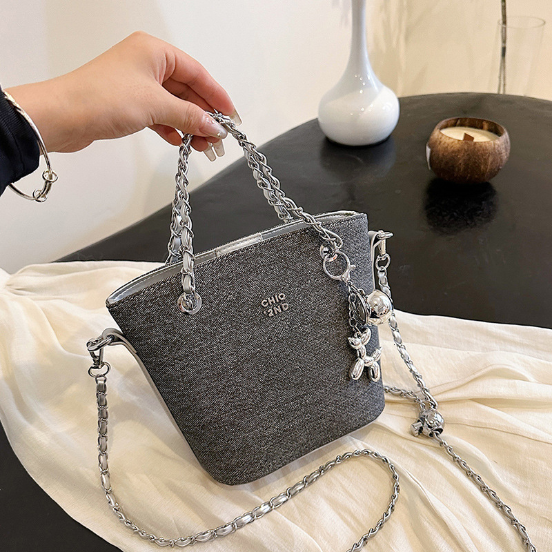 trend New fashionable denim women s shoulder crossbody bag designer high end and trend fashionable chain bucket bag