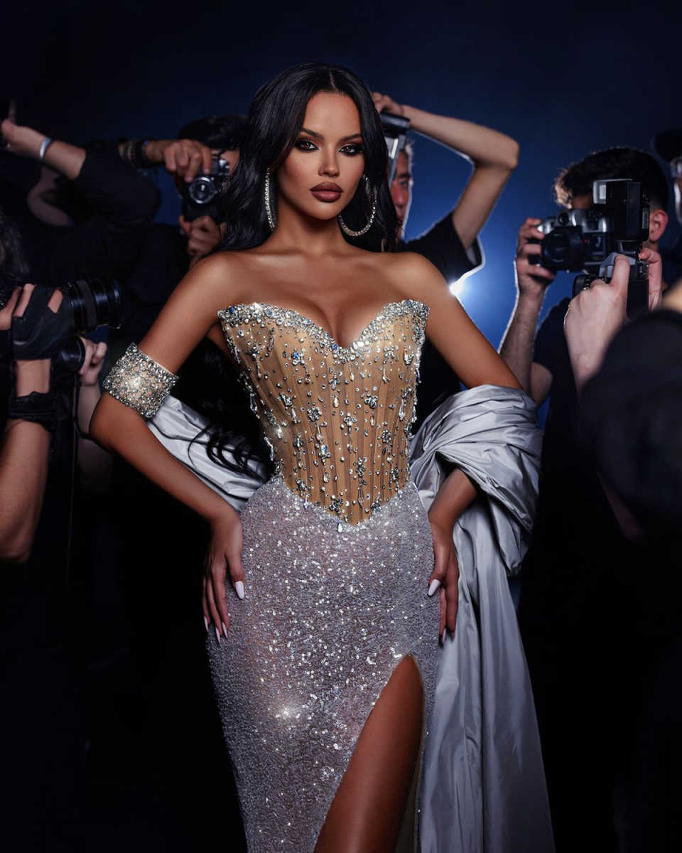 Designer Evening Dresses For Women Sweetheart Neck Sleeveless Gown Sequins Crystal Split Side Sweep Train Customized Dress