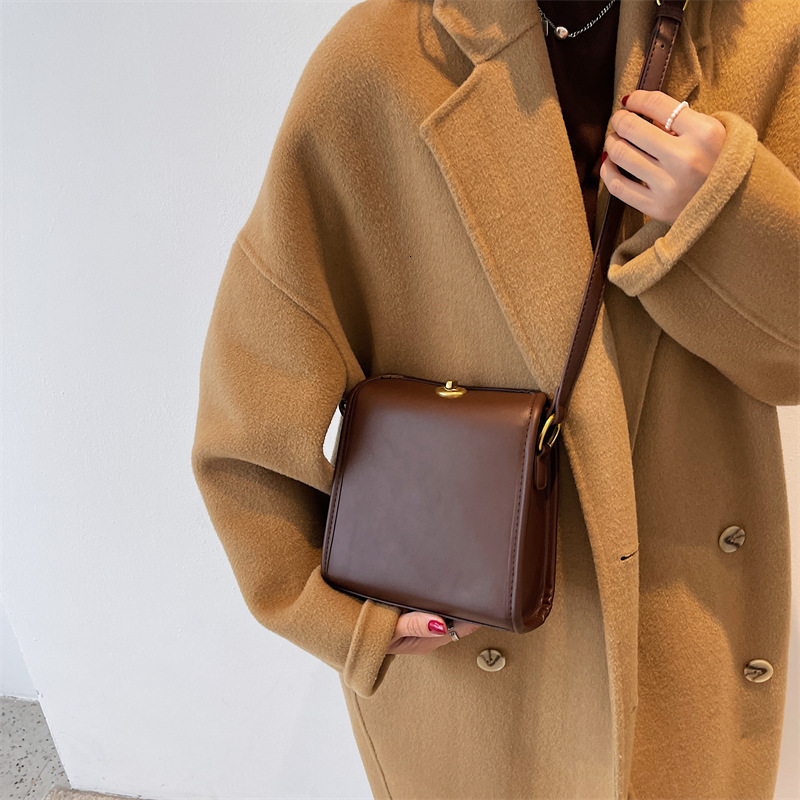 This year's popular bags in the city, 2023 new trendy and versatile shoulder with a sense of western-style hand-held crossbody small square bag