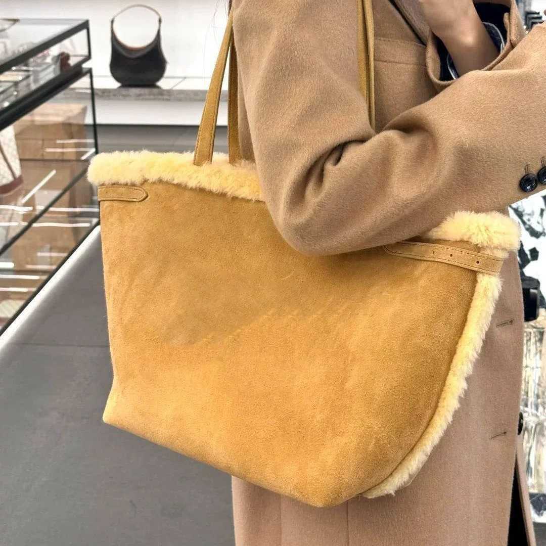 2024 New Autumn and Winter Fur Bag, Large Capacity Tote Handbag, Simple Casual, Versatile Plush Shoulder Trendy 241204