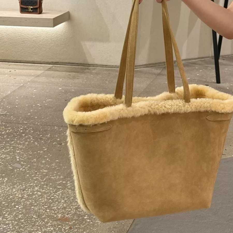 2024 New Autumn and Winter Fur Bag, Large Capacity Tote Handbag, Simple Casual, Versatile Plush Shoulder Trendy 241204