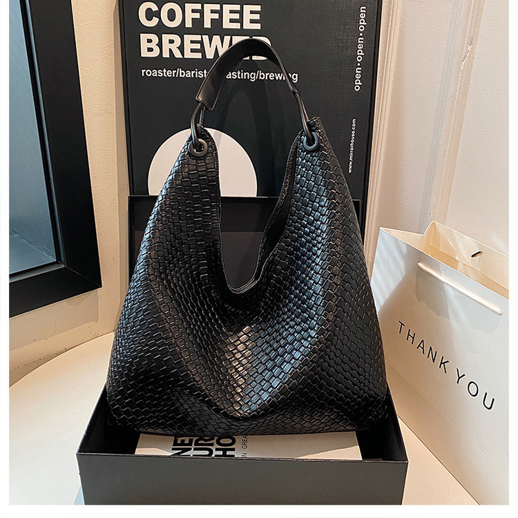 Large capacity fashionable commuting shoulder for women, 2024 autumn and winter new versatile Korean version armpit tote bag