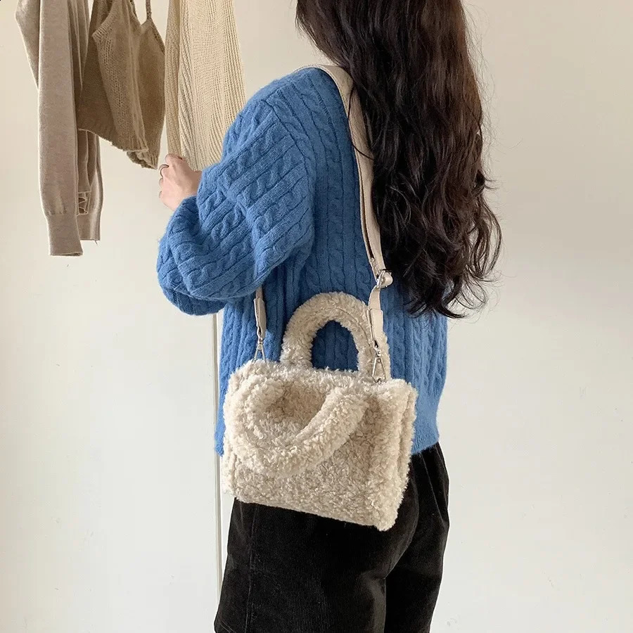 Mini Lambswool Tote Bag Casual Faux Fur Bags for Women Handbags Warm Plush Shoulder Crossbody Bags Small Flap Phone Purses Chic 241212