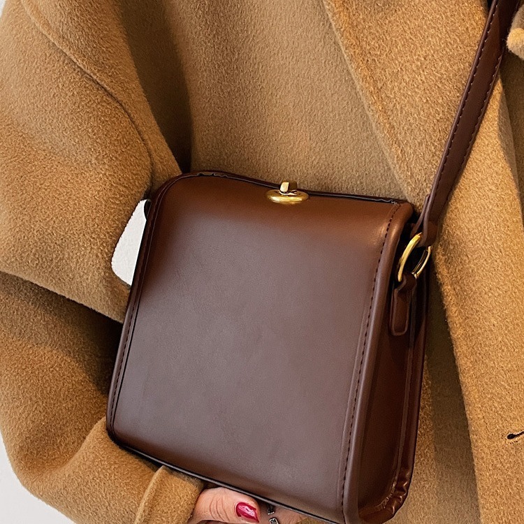 This year's popular bags in the city, 2023 new trendy and versatile shoulder with a sense of western-style hand-held crossbody small square bag