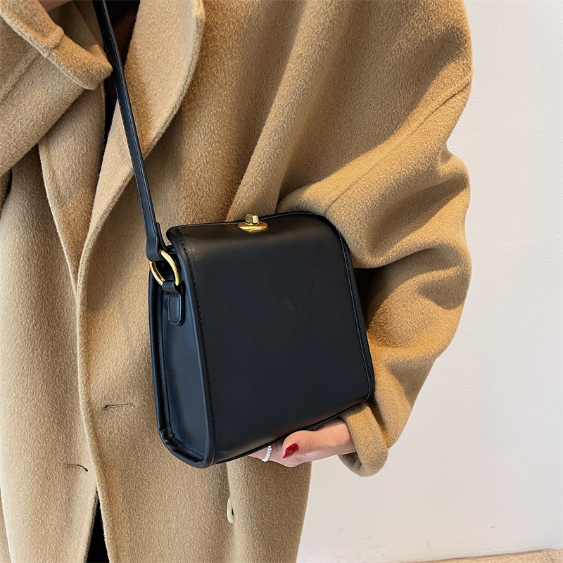 This year's popular bags in the city, 2023 new trendy and versatile shoulder with a sense of western-style hand-held crossbody small square bag