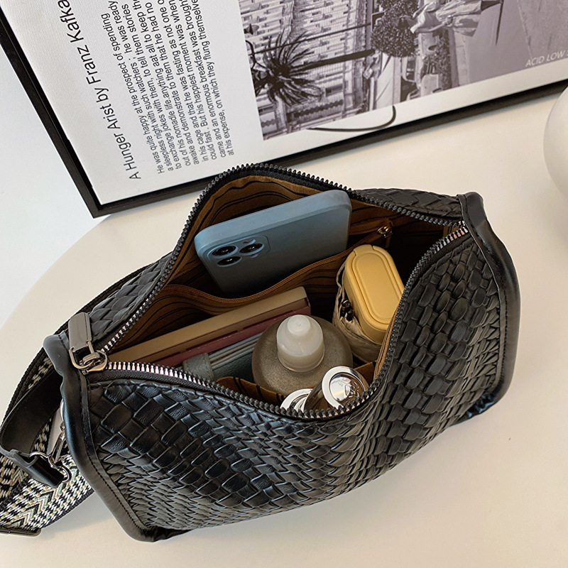 Wandering for women in spring summer 2024, new trendy high-end woven armpit versatile and niche shoulder bag, crossbody bag