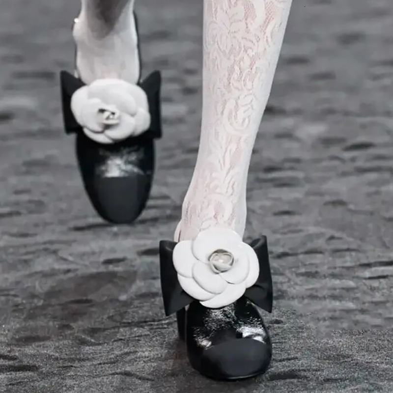 Camellia And Bow-Knot Detail Round Toe Hollow Block Heels Sandals Patchwork Sgback Buckle Designer Women's Pumps Party Summer