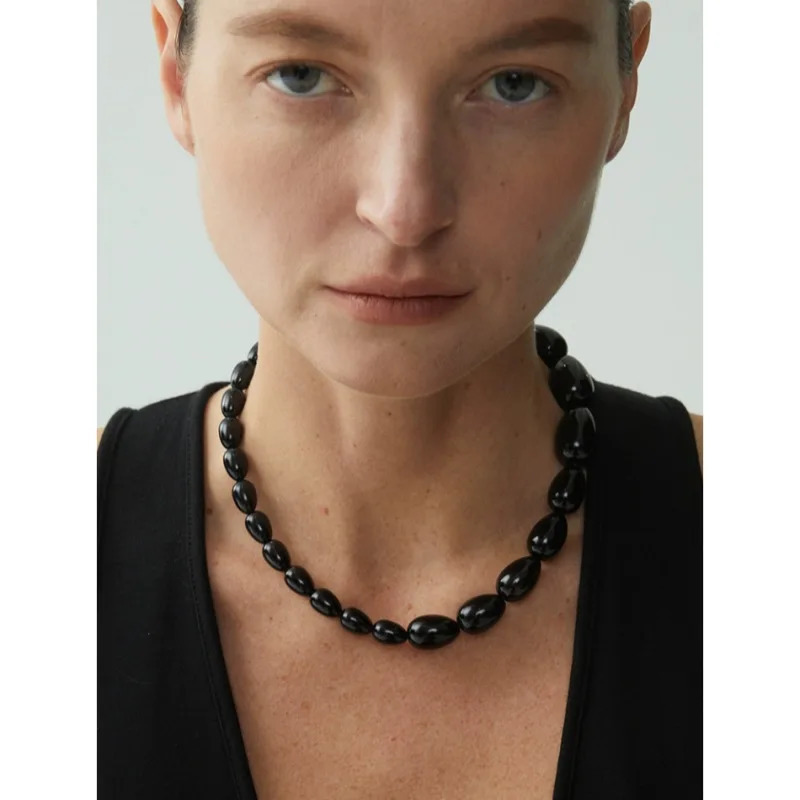 Gradient oval black agate bead necklace niche high-end metal buckle bone chain personalized sweater chain 241205