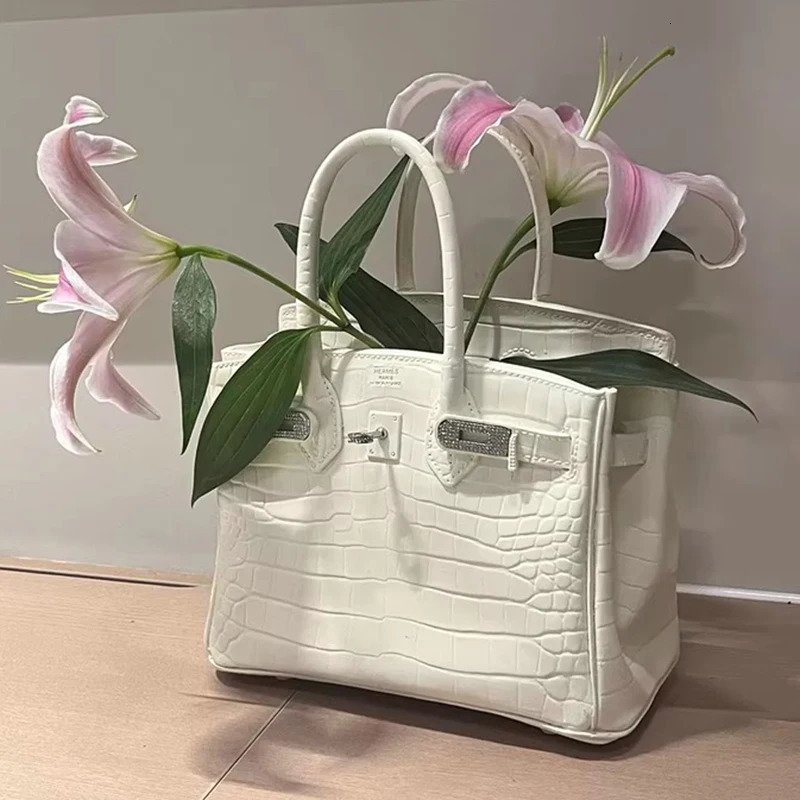 Creative handbag n living room desktop Ikebana aesthetics interior ral vase elegant home decoration 241204
