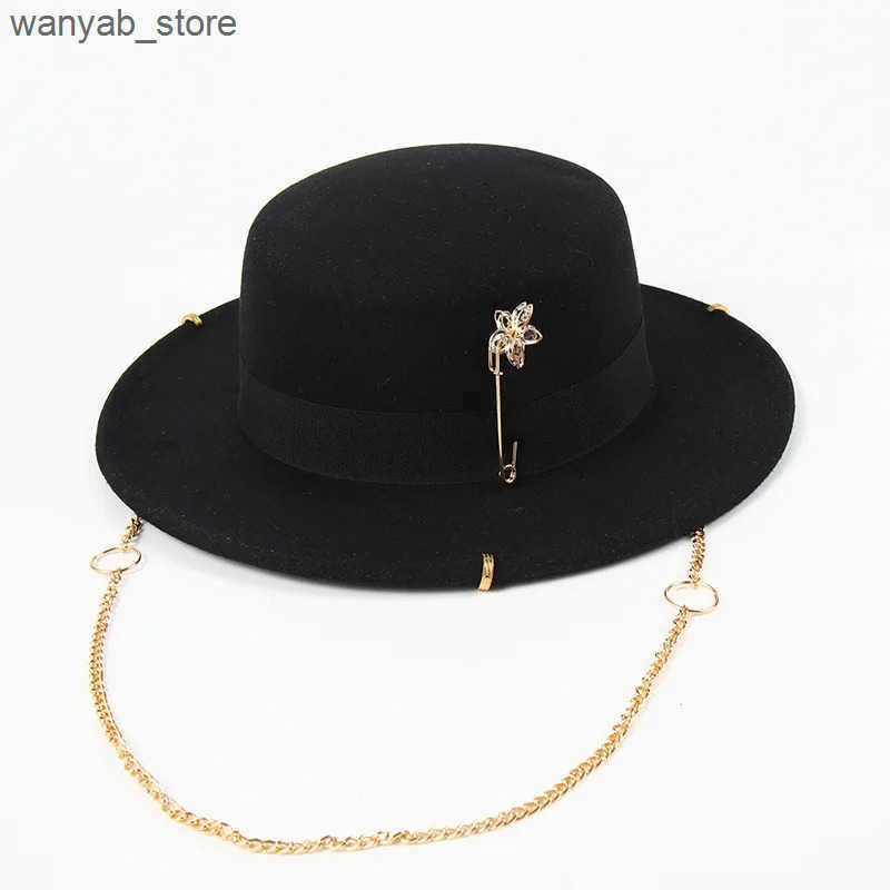 Cloches European and American winter womens felt hat French small perfume style flat top hat British vintage flower pin chain jazz hat L240910