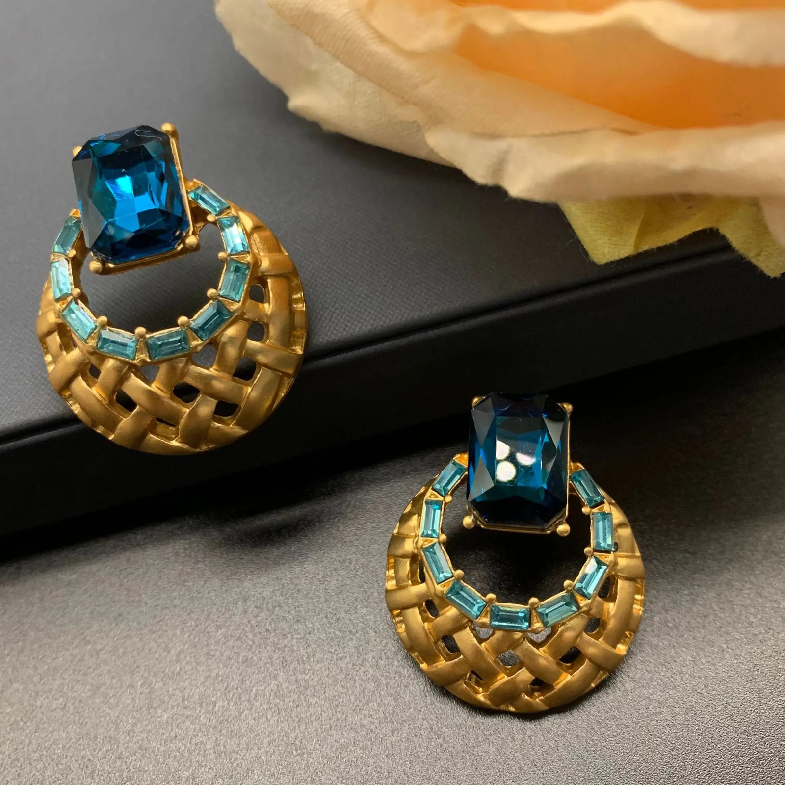Vintage Craftsmanship with Large Rhinestone Inlaid Hollow Small Exquisite Earrings Jewelry Womens Trends Ins 241205