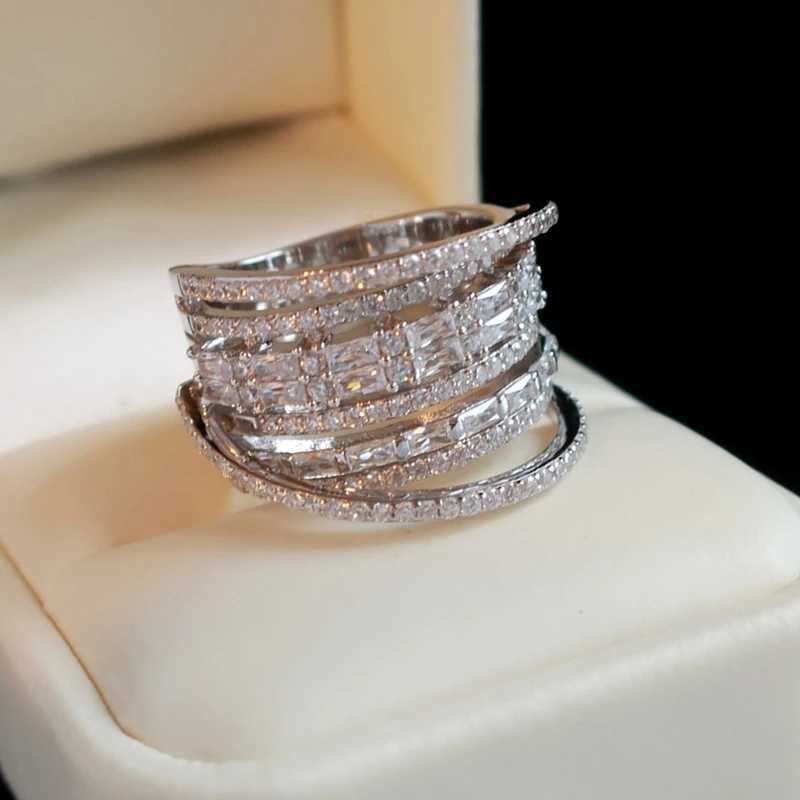 2024 new cubic zirconia wedding ring womens geometric square band design luxurious and fashionable womens ring party jewelry gift W241205