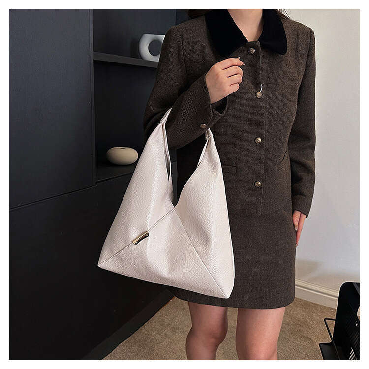 Popular New Handheld Triangle Underarm Fashion Simple Cool Style Shoulder Bag