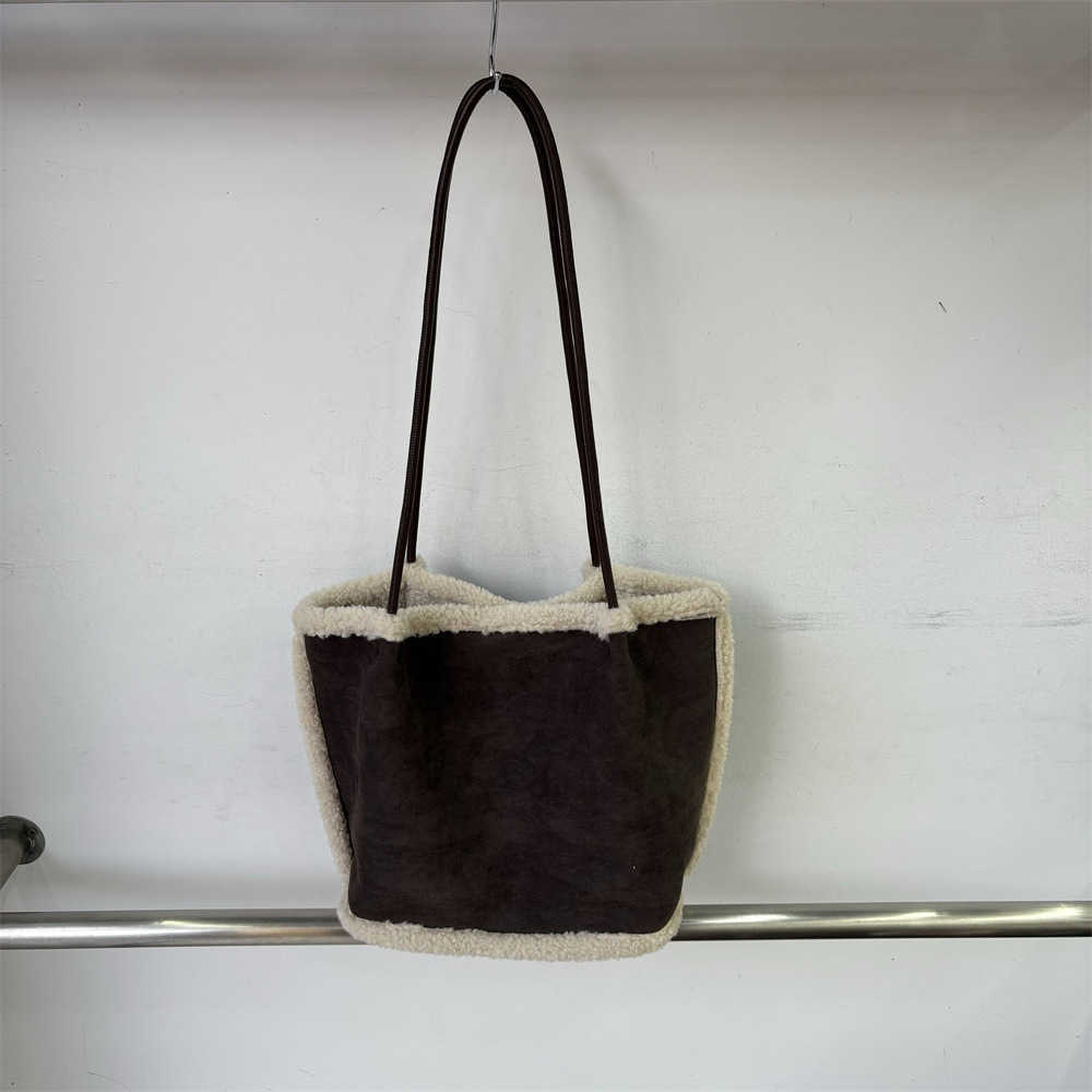 Commuting temperament, large capacity lamb wool vegetable basket, new autumn and winter splicing plush shoulder armpit women's bag 241215