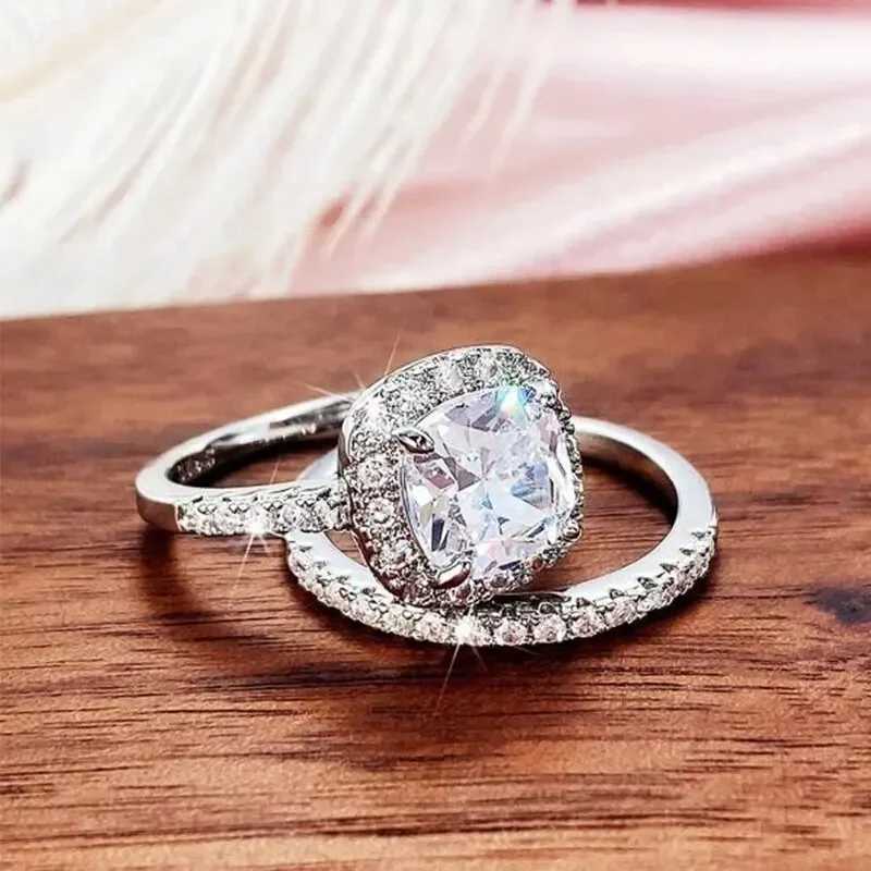 Huitan Luxury Wedding Ring Set Women 2PCS Silver Belt AAA Cubic Zirconia Engagement Party Fashion Womens Jewelry W241205