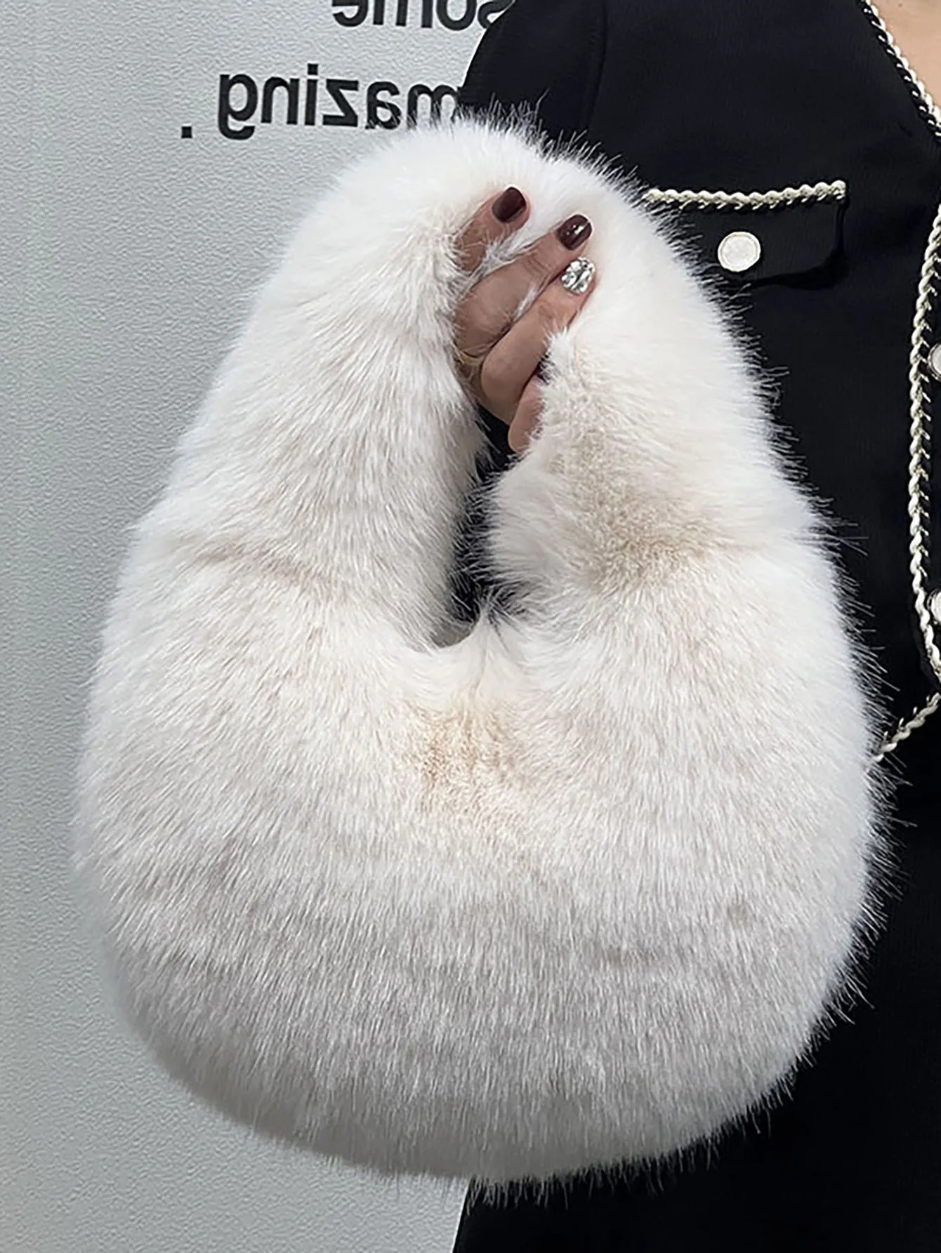 Luxurious Faux Fur Fashion Soft LargeCapacity Winter Tote Bag Versatile Plush Handbag for Fall and 241205